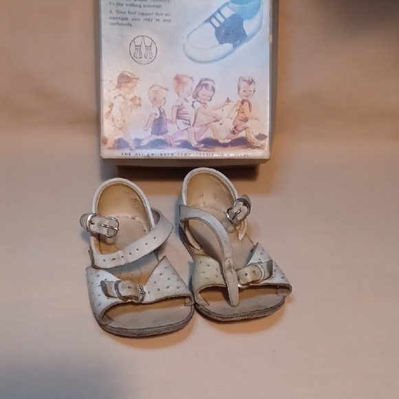 Jumping Jacks Other - Vintage Girls Buckle Sandals